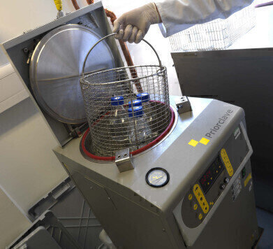 Small Top-Loading Autoclave with Large Capacity
